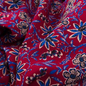 Viscose collection Jardin botanique fond rouge fleurs bleues laize 1,50m x 0,10m